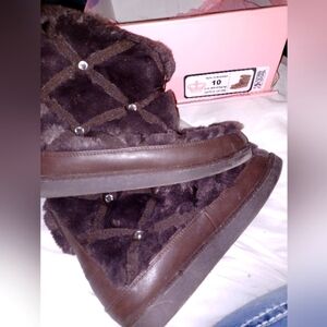 Juicy Womens Size 10 dark brown faux fur w/ crystal detail